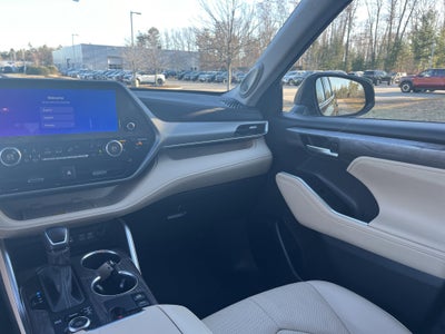 2024 Toyota Highlander LE