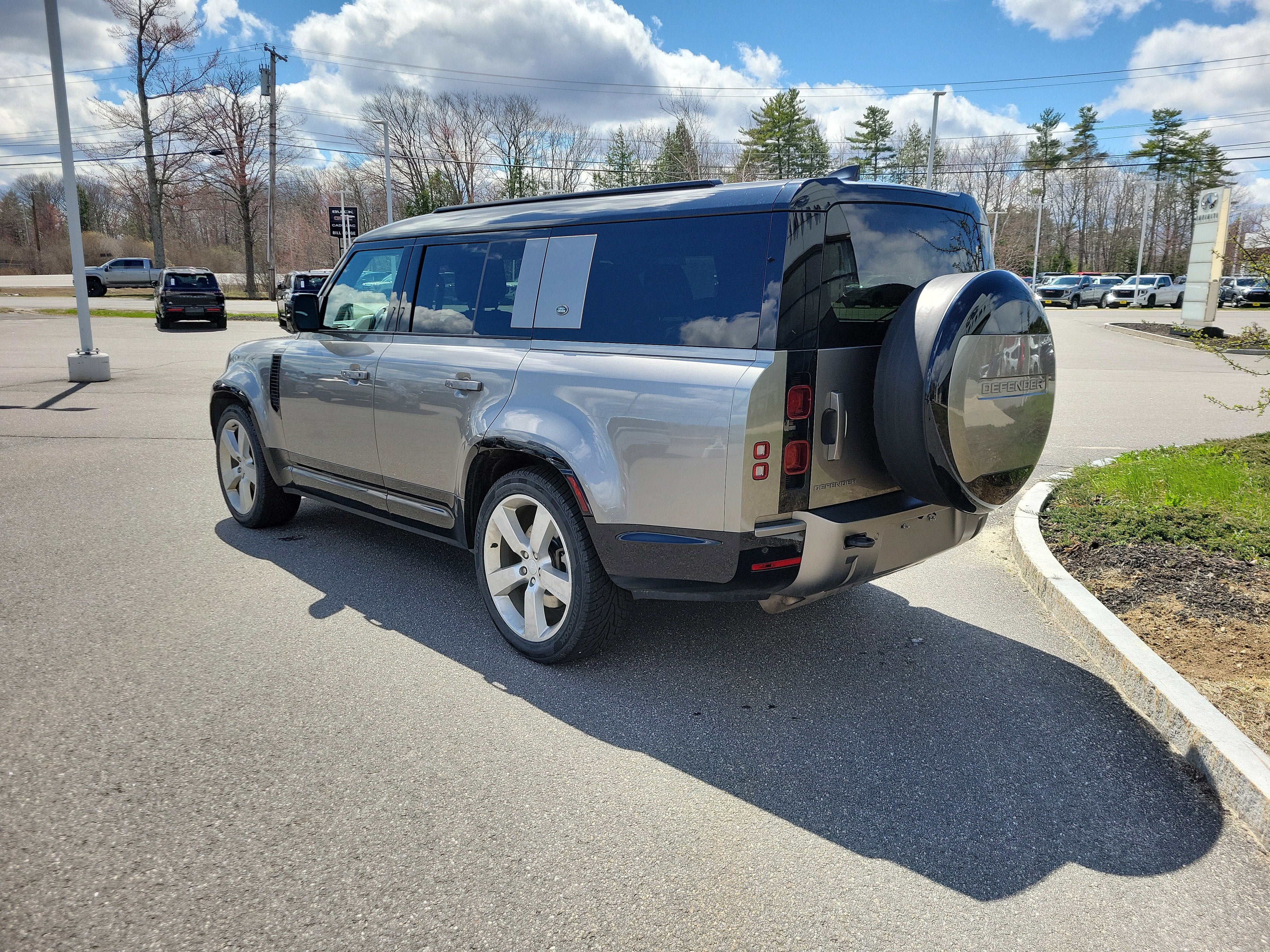 2024 Land Rover Defender X-Dynamic SE