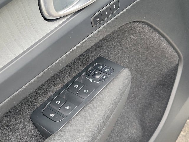2024 Volvo XC40 Plus Bright Theme
