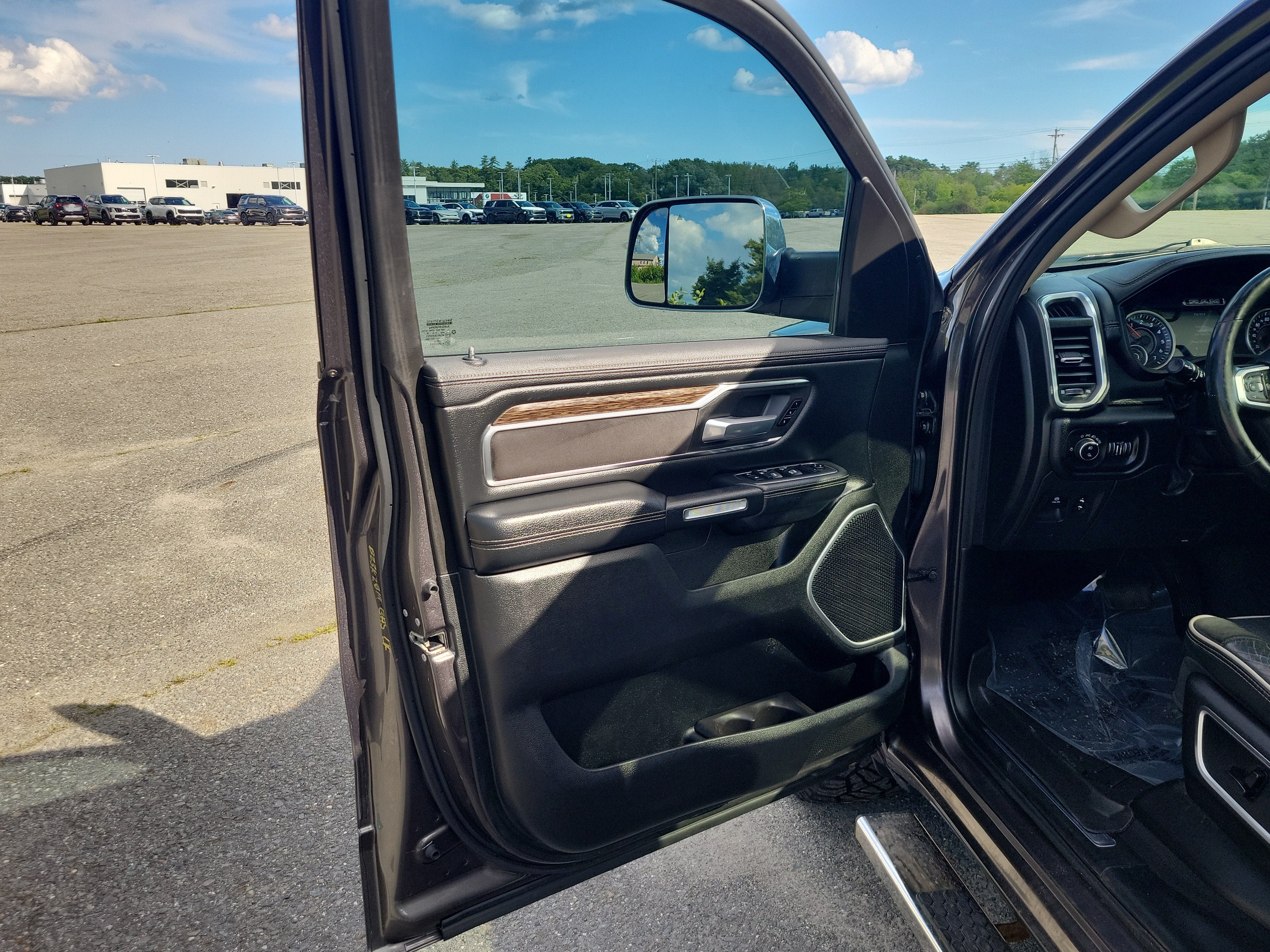2019 RAM 1500 Laramie Crew Cab 4x4 5'7" Box