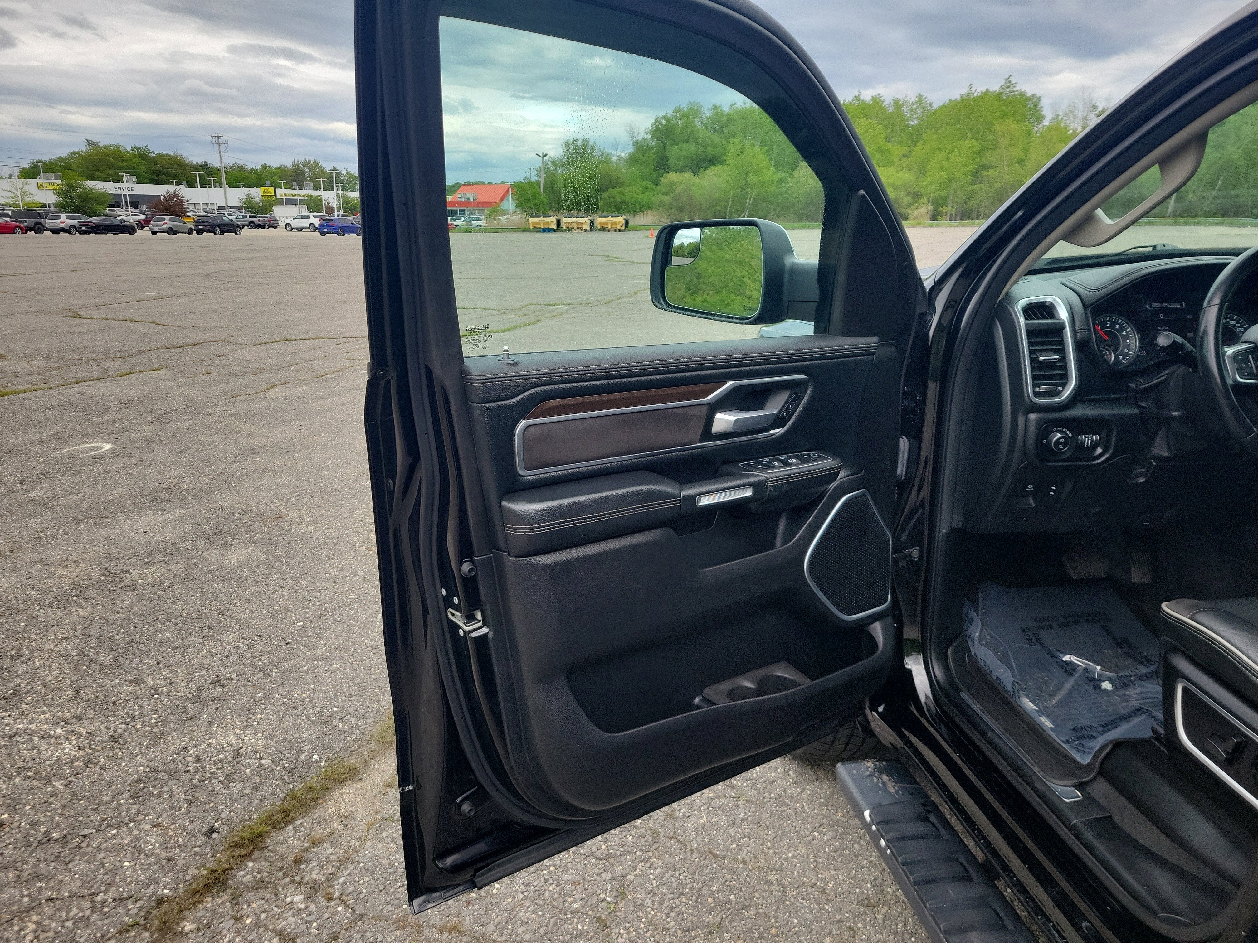 2022 RAM 1500 Laramie Crew Cab 4x4 5'7" Box