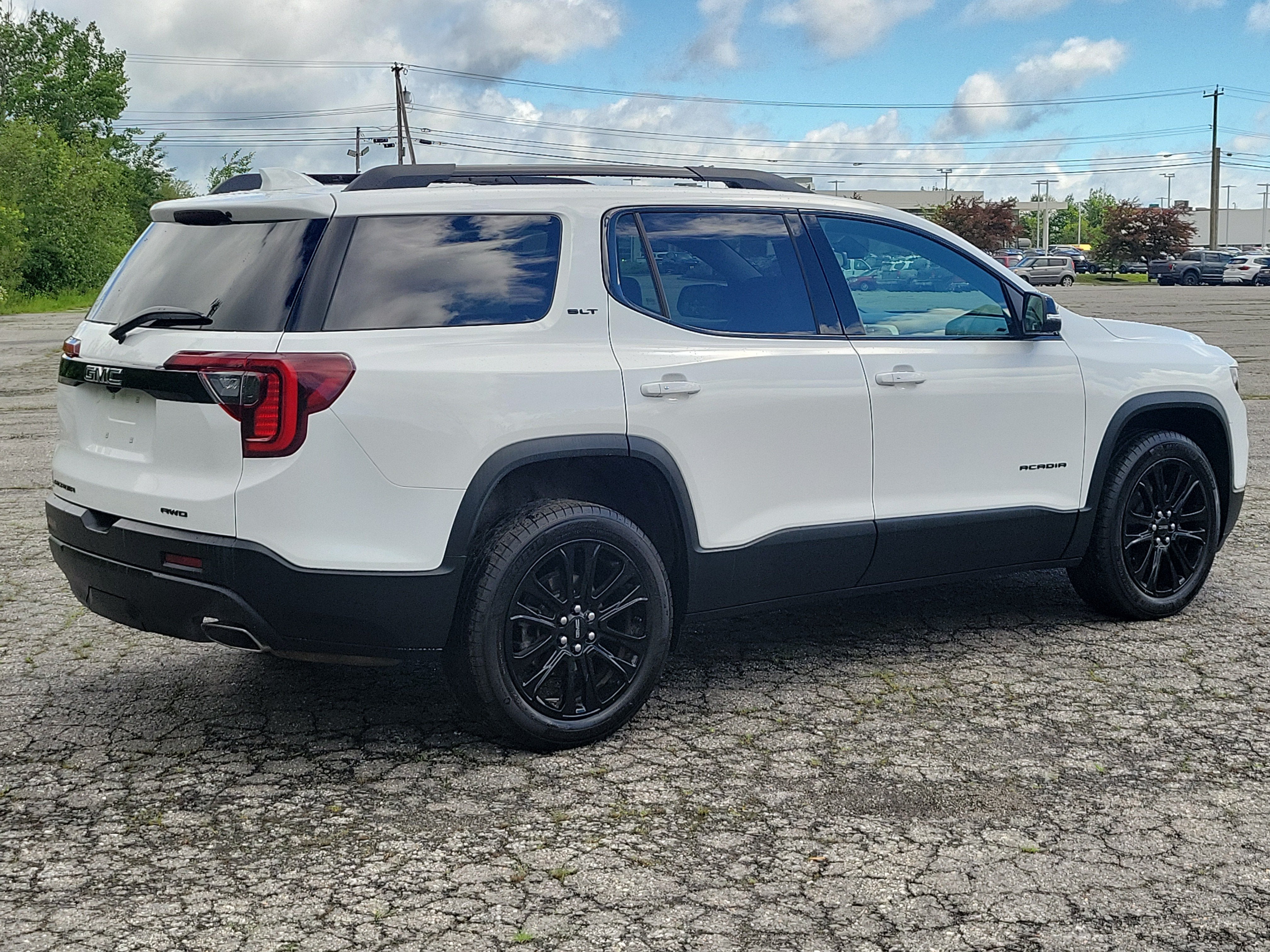 2023 GMC Acadia SLT