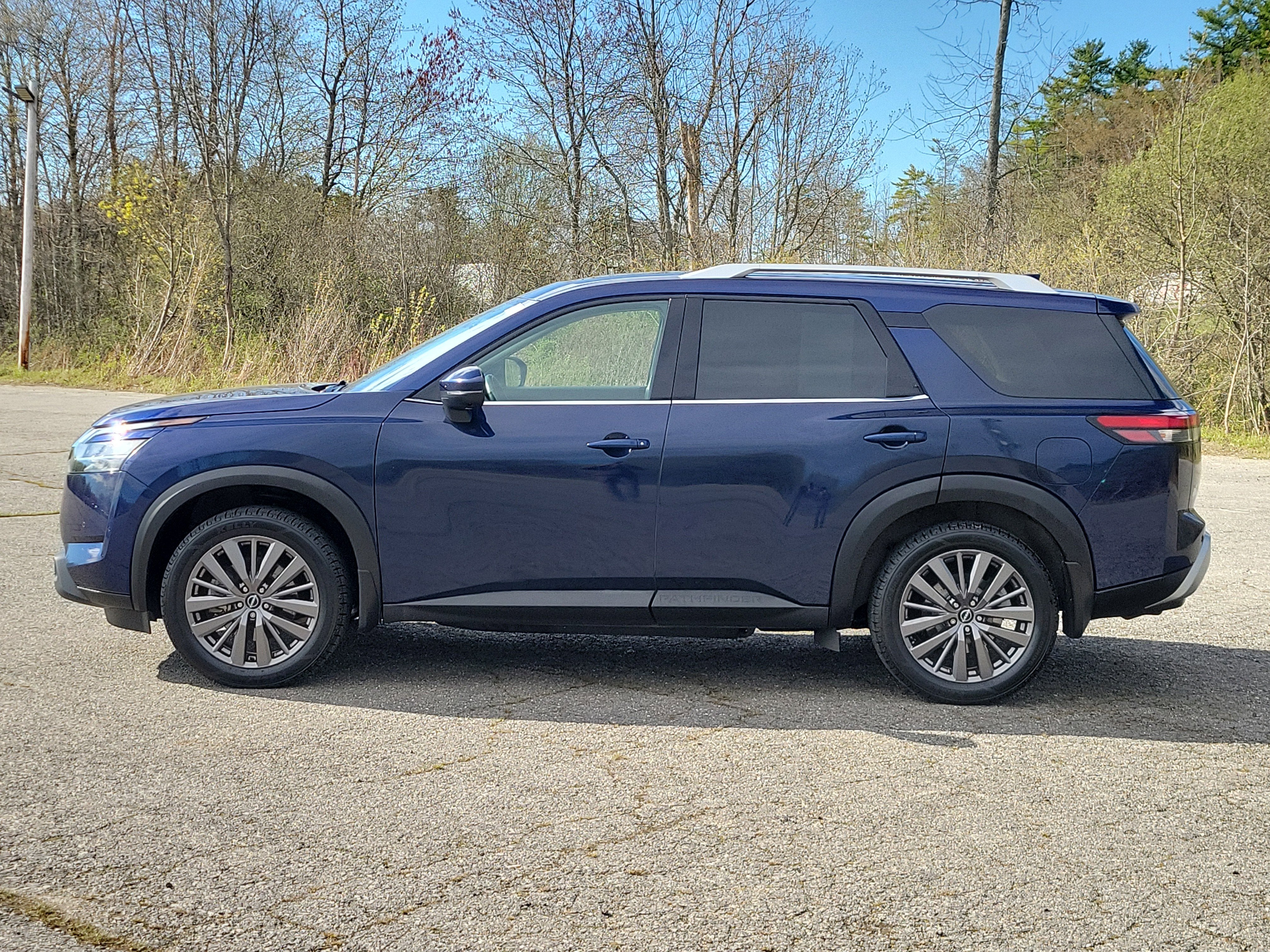 2023 Nissan Pathfinder SL 4WD