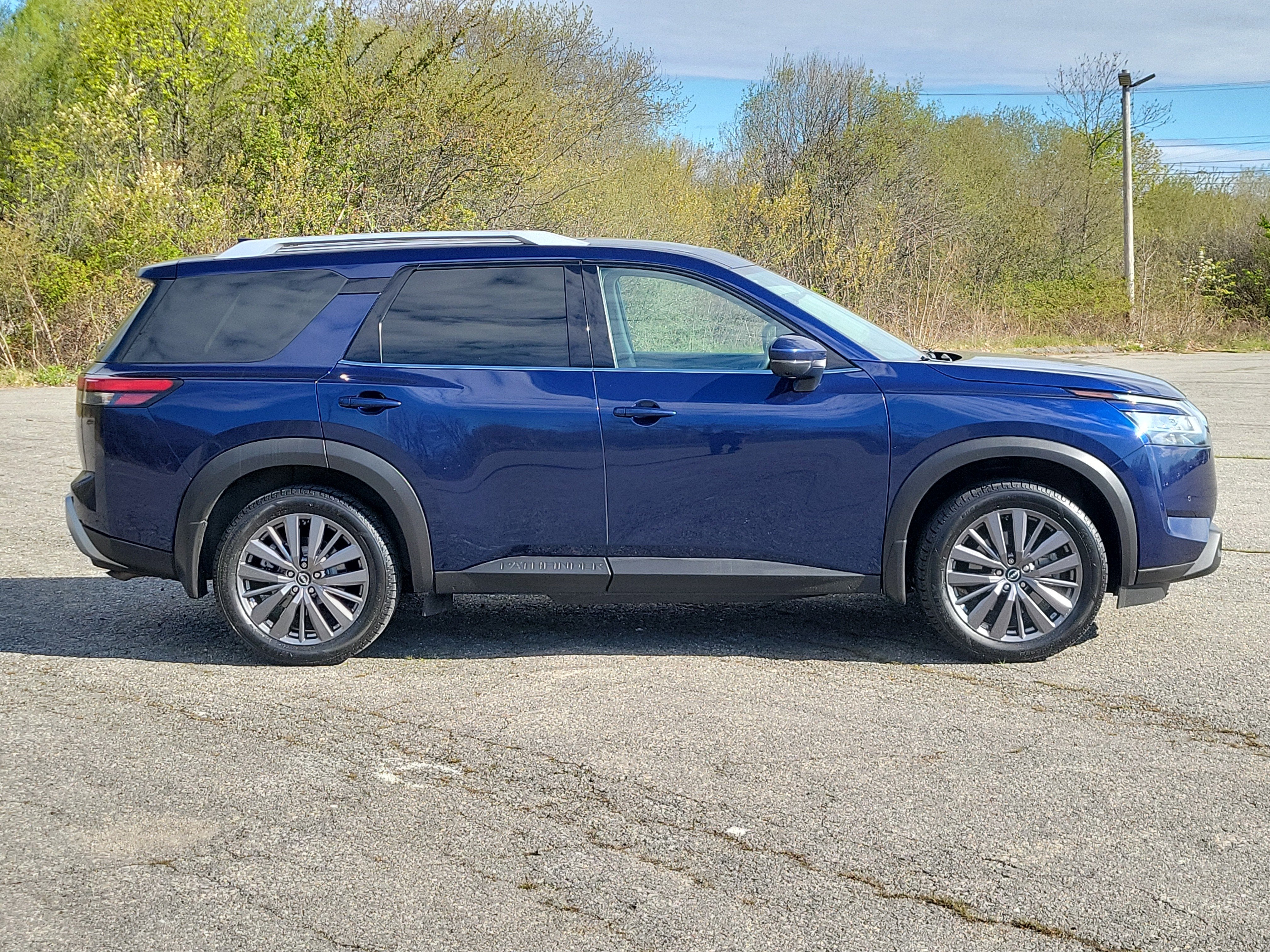 2023 Nissan Pathfinder SL 4WD